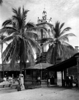 Gente en la plaza principal del poblado de Texcaltitán
