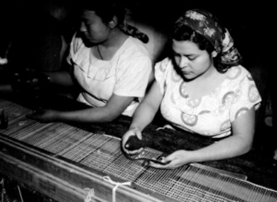 Mujeres trabajando en unos telares
