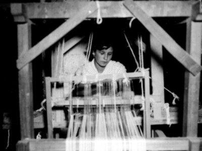 Mujer operando un telar en un taller textil