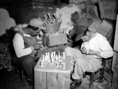 Artesanos trabajando artesania sobre hueso