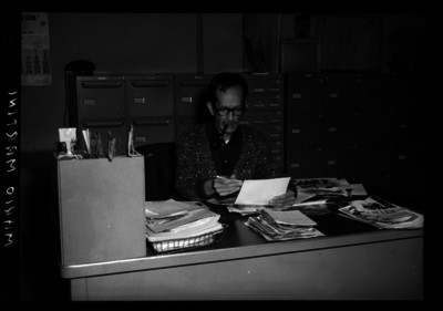 Mario Martini, escritor, revisando documentos en su oficina