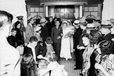 Novios judios entrando a un salón durante su boda religiosa