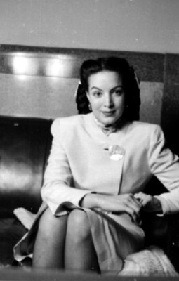 María Félix durante una entrevista en una sala
