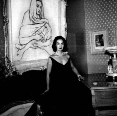 María Félix hablando por teléfono en una biblioteca