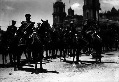 Eugenio Martínez, general con miembros de la caballeria durante una ceremonia militar en el zócalo de la Cd. de México