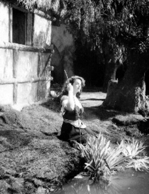 María Félix sentada frente a un jacal, escena de películas