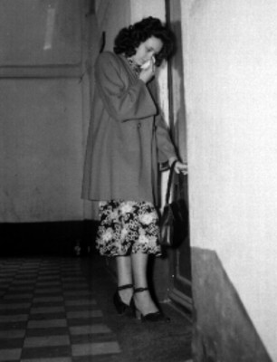 Olga Ficachi llorando, durante la filmación de una escena cinematográfica