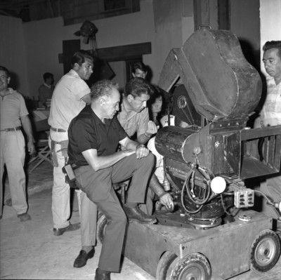 Gabriel Figueroa y forilleros de un foro cinematográfico, inspeccionando una cámara