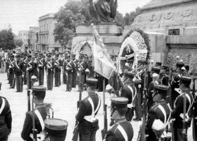 Cadetes guatemaltecos, durante una ceremonia militar, al pie de la columna de independencia