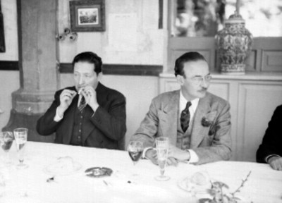 Alfonso Gómez Moretin, acompañado de otros políticos en un banquete