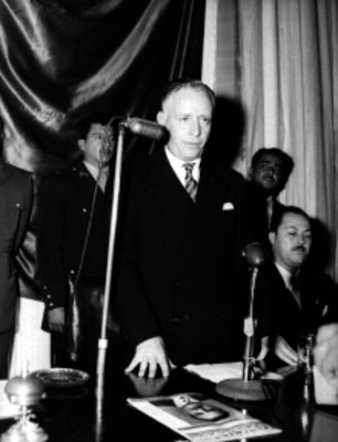 Francisco González de la Vega, procurador de la República ante los micrófonos, durante una asamblea