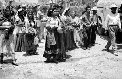 Mujeres con trajes típicos durante el festival de la Flor más bellz del ejido de Xochimilco