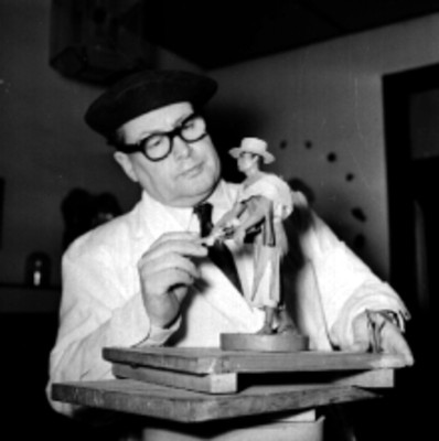 Luis Hidalgo tallando una figura de cera