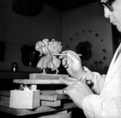 Luis Hidalgo trabajando en la elavoración de una figura de cera