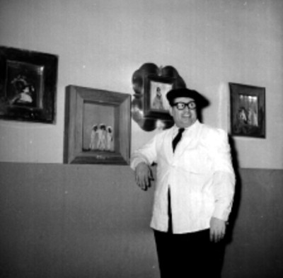 Luis Hidalgo junto a sus figuras de cera, retrato