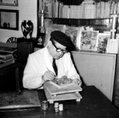 Luis Hidalgo trabajando en su taller, durante la elaboración de una figura de cera