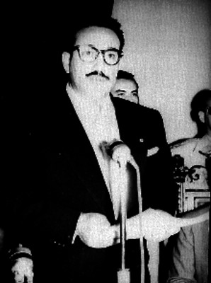 Funcionario pronunciando un discurso en una asamblea