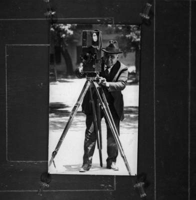 Julio Lamadrid detras de una cámara cinematográfica, retrato