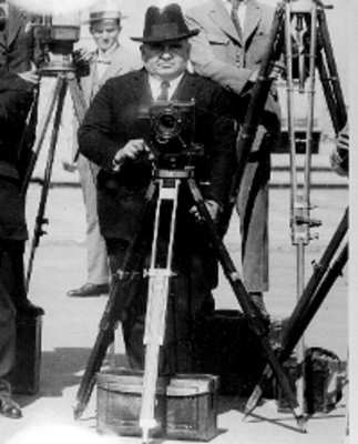 Julio Lamadrid detras de una cámara cinematográfica, retrato