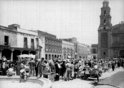 Gente comprando en los puestos ambulantes de la plaza de Santo Domingo