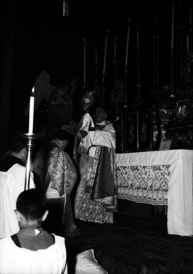 Luis María Martínez, arzobispo de México sosteniendole en santísimo durante una misa