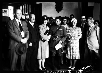 Miguel Z. Martínez acompañado por varias personas durante una ceremonia en el edificio de la policía