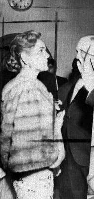 Rosita Quintana conversando con un hombre, probablemente durante un evento