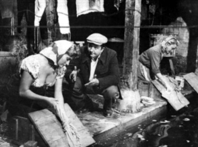 Actor conversando con actriz que lava ropa en los lavaderos de una vecindad, escenas de peliculas