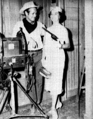 Actores con vestuario, posando junto a una camara cinematográfica en un foro, retrato