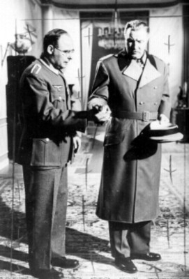 Actores saludandose, escena de película