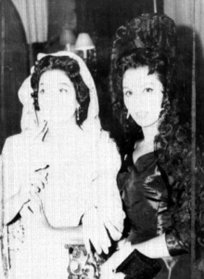 Mujeres vestidas con trajes andaluz en un evento, retrato