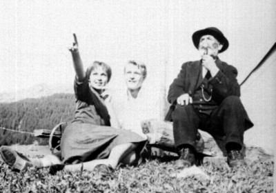 Actores sentadas en un paraje, escena de película