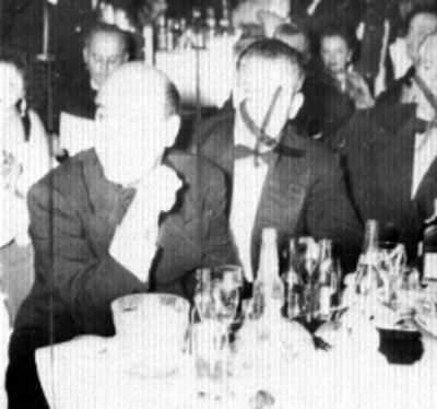 Empresarios cinematográficos durante un banquete en un salón
