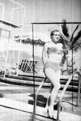 Modelo en traje de baño posando junto a una piscina, retrato