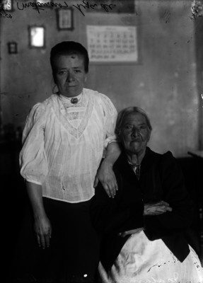 Nietas de Mariano Matamoros en la sala de su casa, retrato