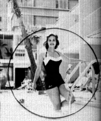 Modelo posando en traje de baño en la piscina del hotel Lafayette, retrato