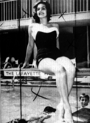 Modelo en traje de baño posando sentada en el trampolin de la piscina del hotel, Lafayette, retrato