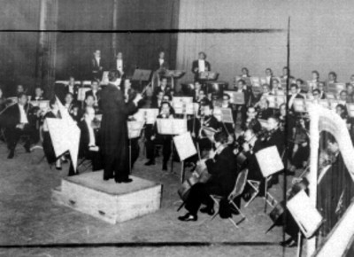 Orquesta actuando en un concierto
