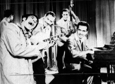 Conjunto musical actuando en un escenario