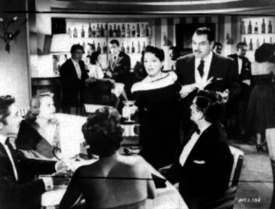 Libertad Lamarque acompañada de otro actor y conversando con individuos en un club