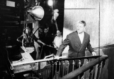 Actor subiendo las escaleras de un edificio, escena de pelicula