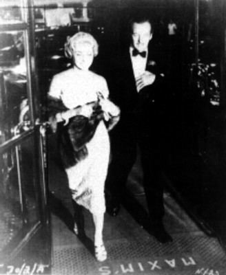 Pareja entrando al salón Maxims, escena de pelicula