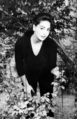 Actriz tocando una rosa en un jardín, retrato