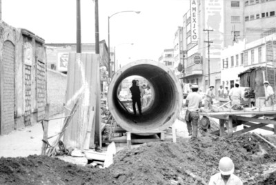 Albañiles durante la construcción de drenaje en la Ciudad de México