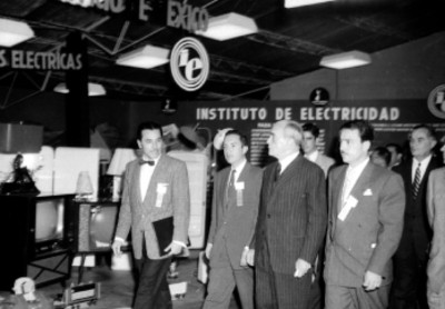 Adolfo Ruiz Cortines acompañado de otras personalidades en el Instituto de Electricidad