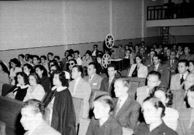 Público en una sala durante la proyección de una película