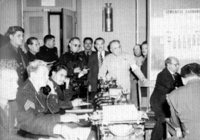 Leonardo Sánchez Salazar, militares y funcionarios en una oficina de Servicio Secreto contestando teléfonos