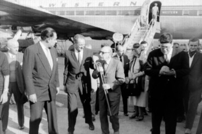 Stravinski a su llegada al aeropuerto de la Cd. de México, conversa con otras personalidades