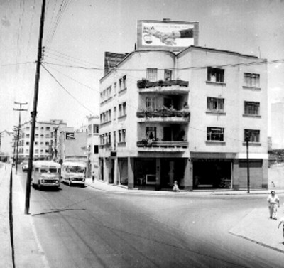 Tienda de abarrotes C.E.I.M.S.A. en la esquina de una calle