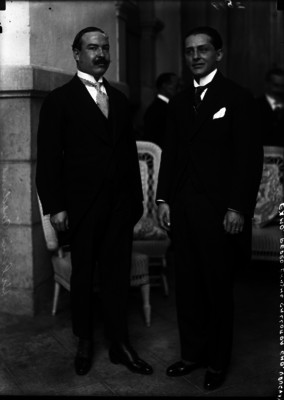 Hilario Medina acompañado de Pedro Erasmo Callorda, embajador de Uruguay, en un salón, retrato